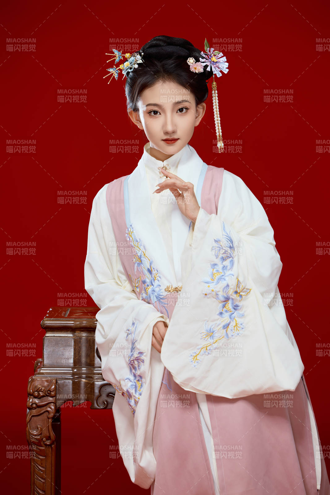 红色背景下穿着中国明朝明制汉服服饰的少女