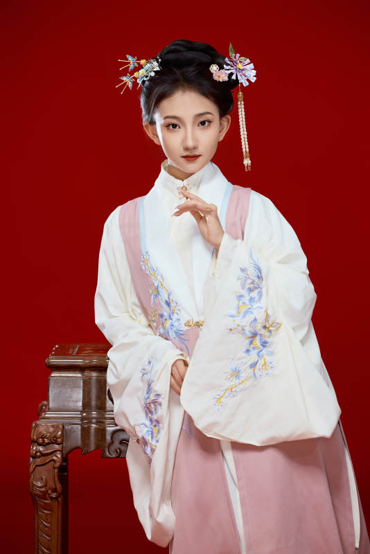 红色背景下穿着中国明朝明制汉服服饰的少女