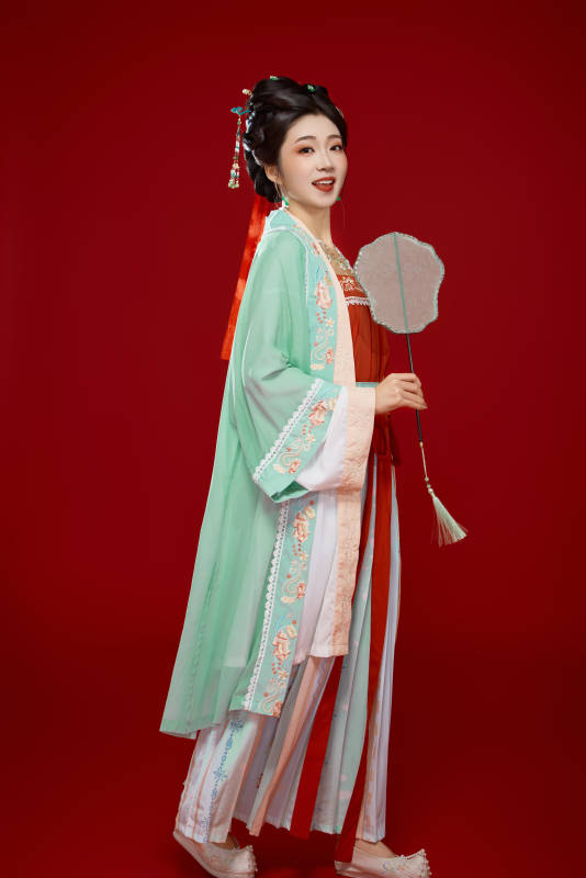 红色背景下穿着南北宋朝汉服的少女