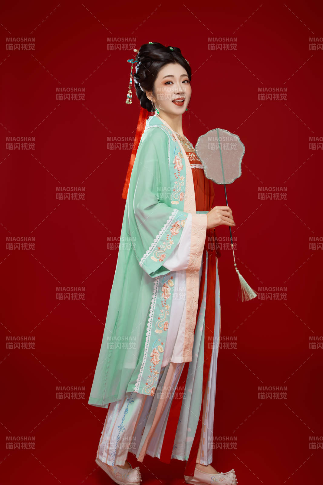 红色背景下穿着南北宋朝汉服的少女