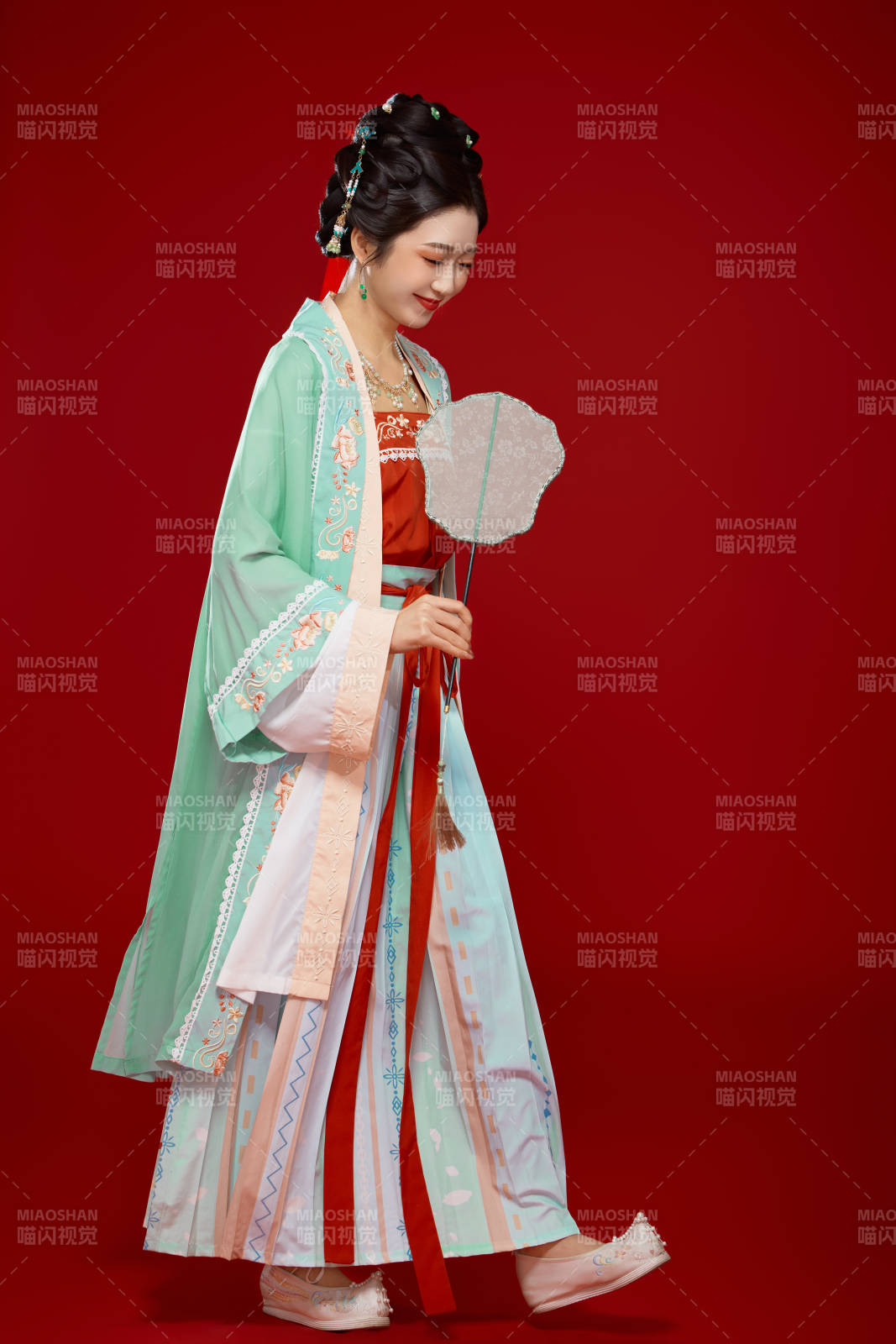 红色背景下穿着南北宋朝汉服的少女