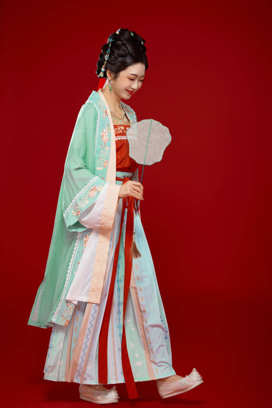 红色背景下穿着南北宋朝汉服的少女