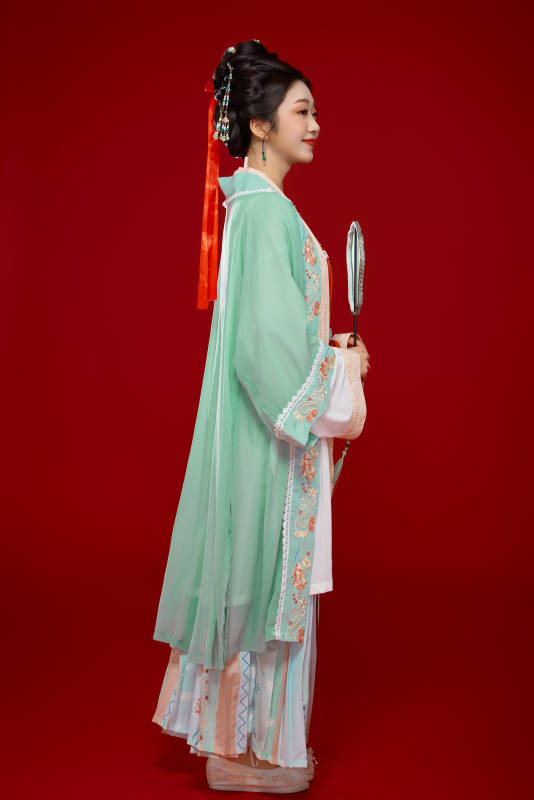红色背景下穿着南北宋朝汉服的少女
