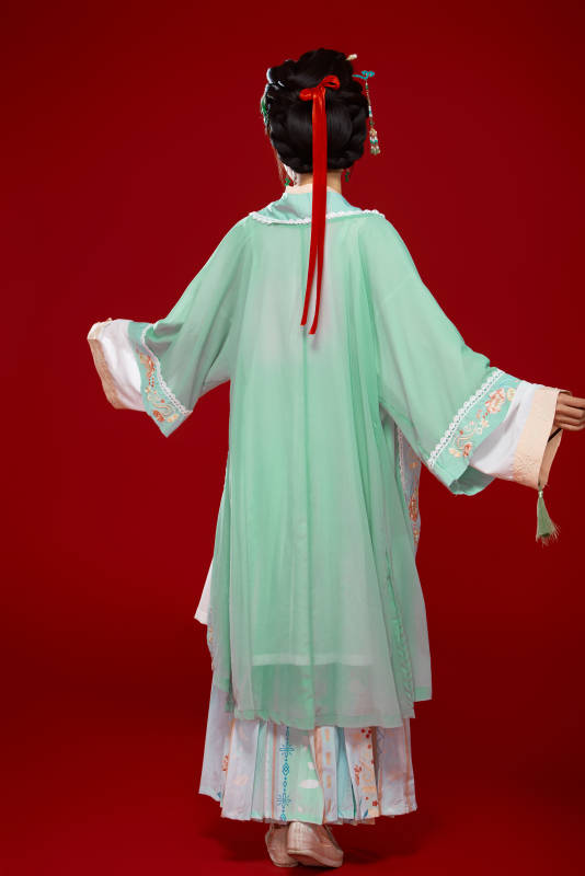 红色背景下穿着南北宋朝汉服的少女