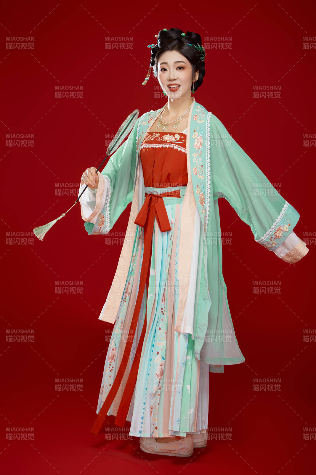 红色背景下穿着南北宋朝汉服的少女