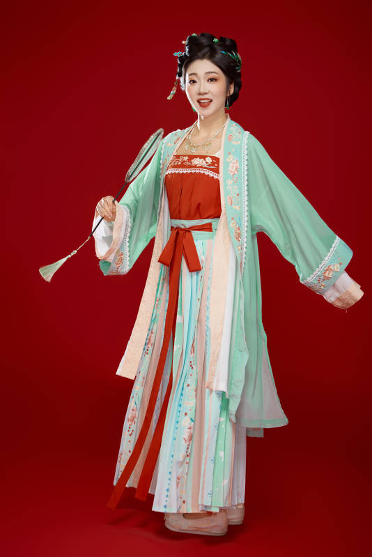 红色背景下穿着南北宋朝汉服的少女