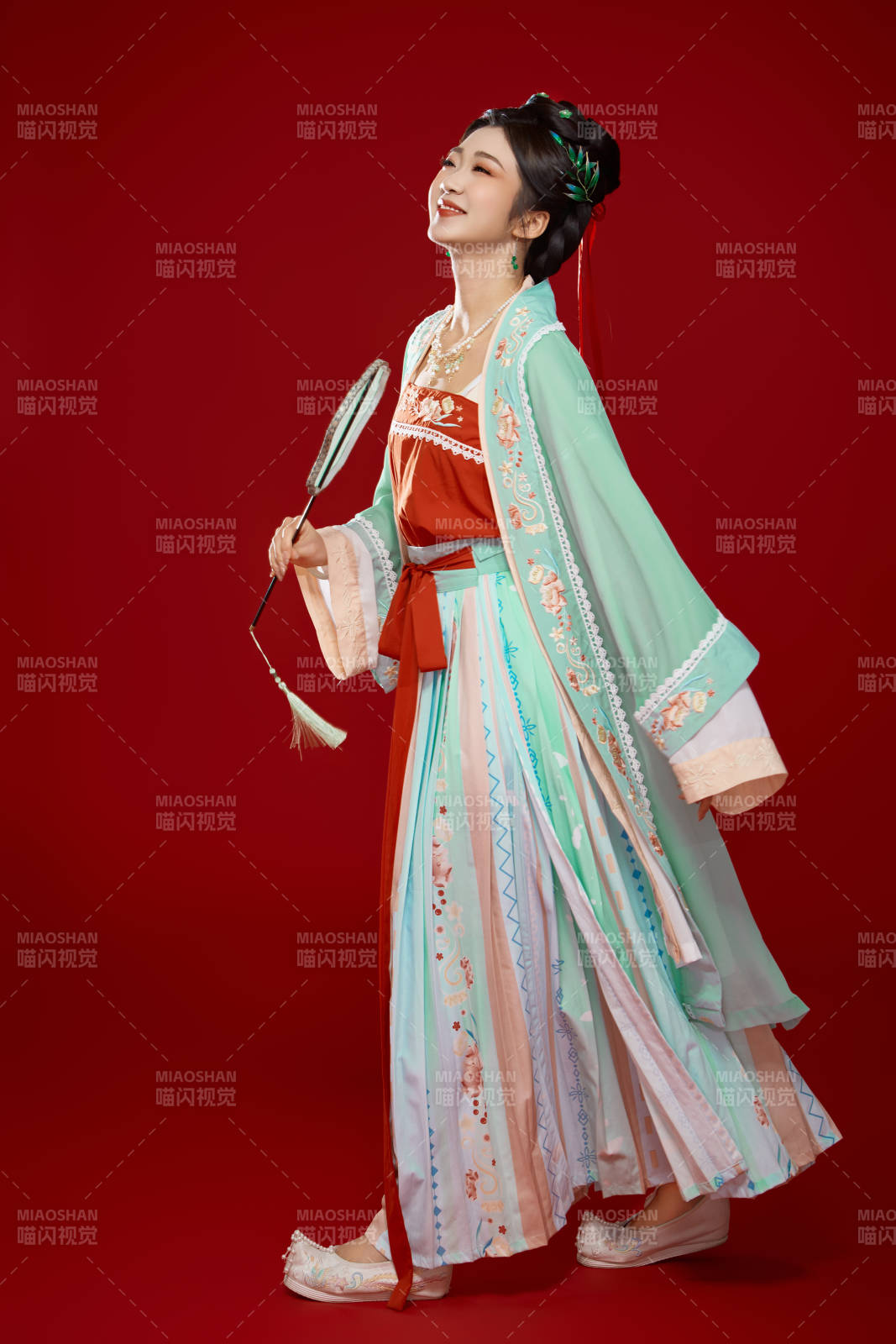 红色背景下穿着南北宋朝汉服的少女