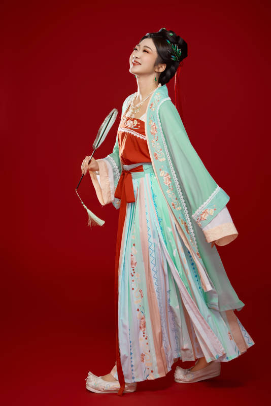 红色背景下穿着南北宋朝汉服的少女