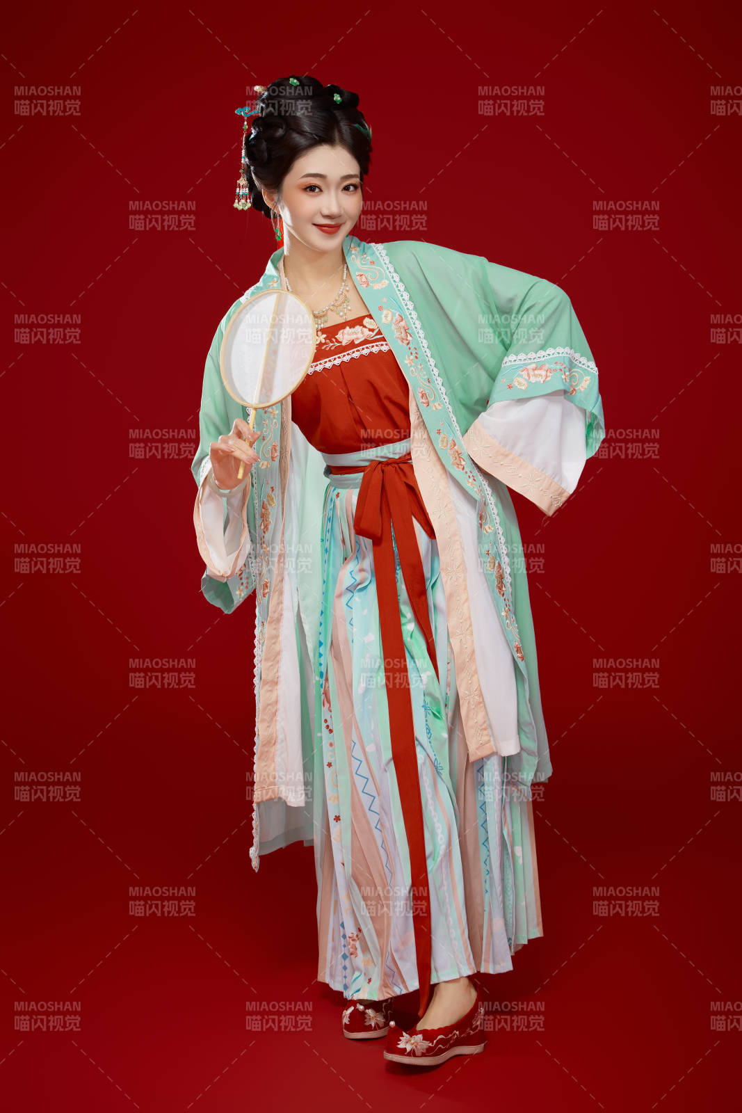 红色背景下穿着南北宋朝汉服的少女