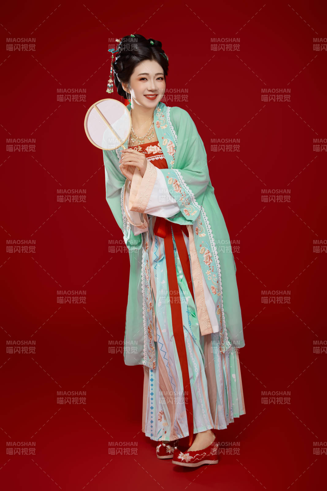 红色背景下穿着南北宋朝汉服的少女图片