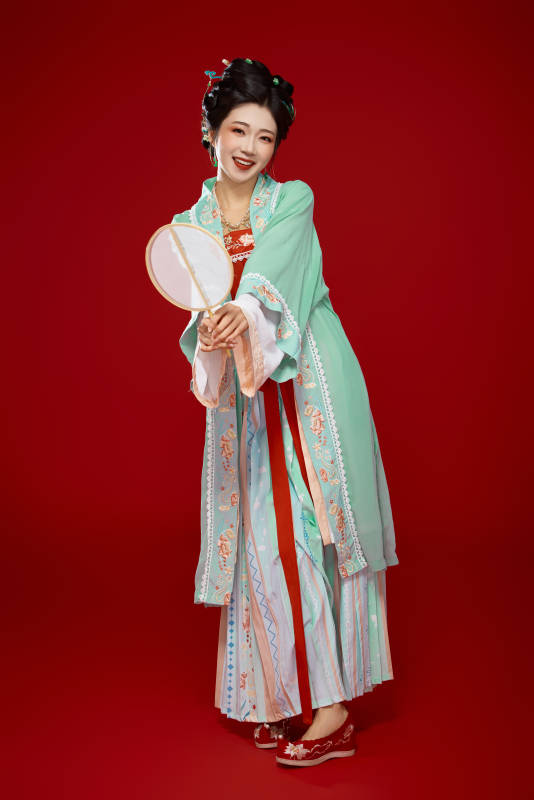 红色背景下穿着南北宋朝汉服的少女