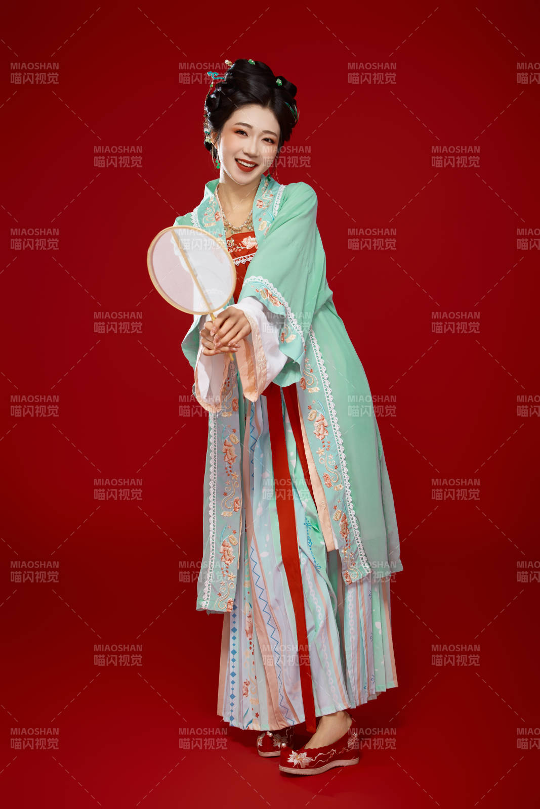 红色背景下穿着南北宋朝汉服的少女