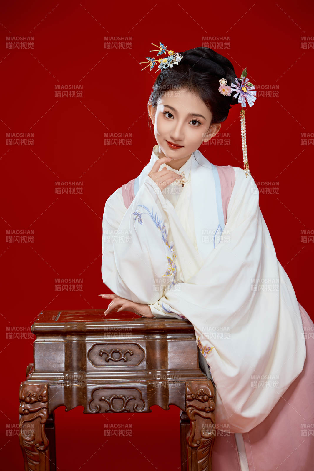 紅色背景下穿著中國明朝明制漢服服飾的少女