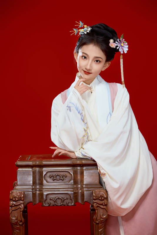 红色背景下穿着中国明朝明制汉服服饰的少女