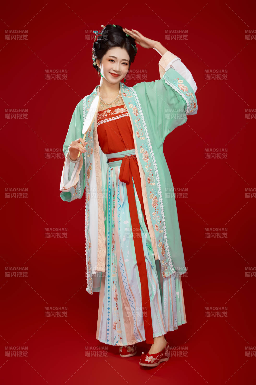 红色背景下穿着南北宋朝汉服的少女