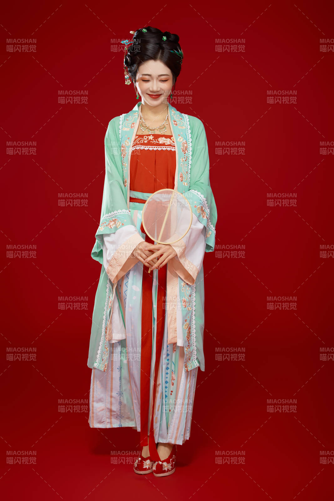 红色背景下穿着南北宋朝汉服的少女