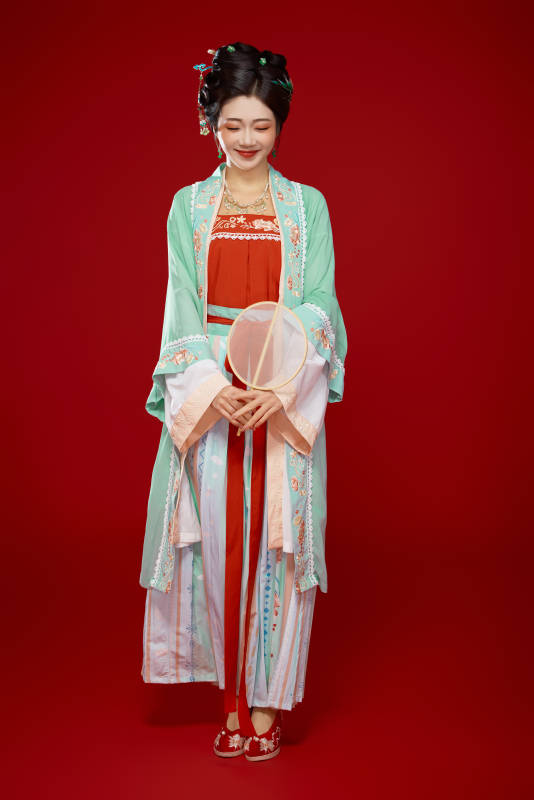 红色背景下穿着南北宋朝汉服的少女