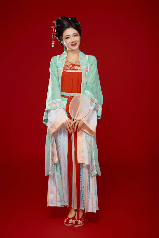 红色背景下穿着南北宋朝汉服的少女