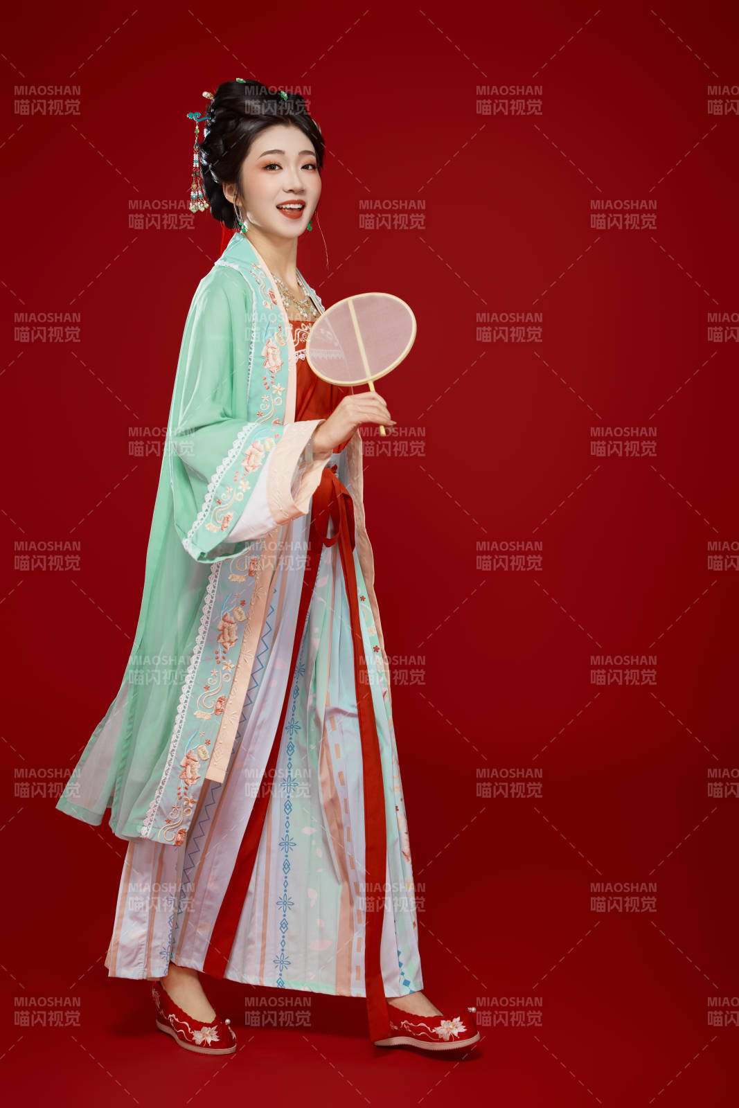 紅色背景下穿著南北宋朝漢服的少女