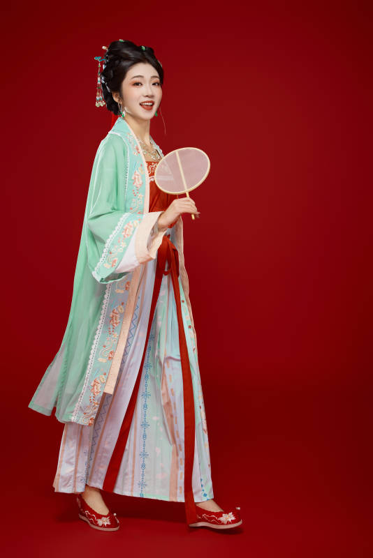 红色背景下穿着南北宋朝汉服的少女