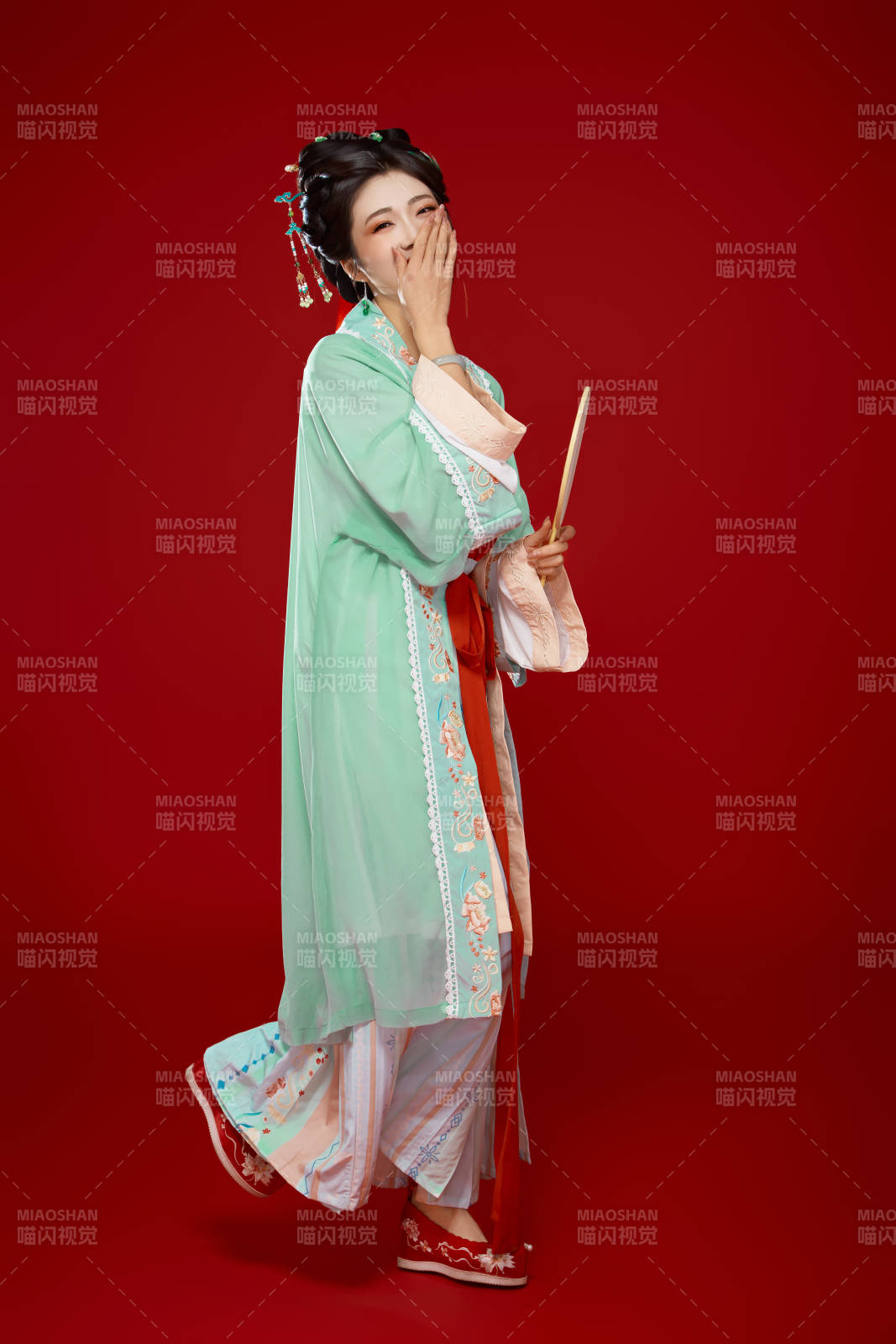 紅色背景下穿著南北宋朝漢服的少女