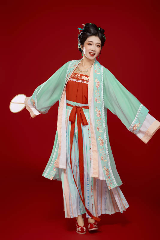 红色背景下穿着南北宋朝汉服的少女