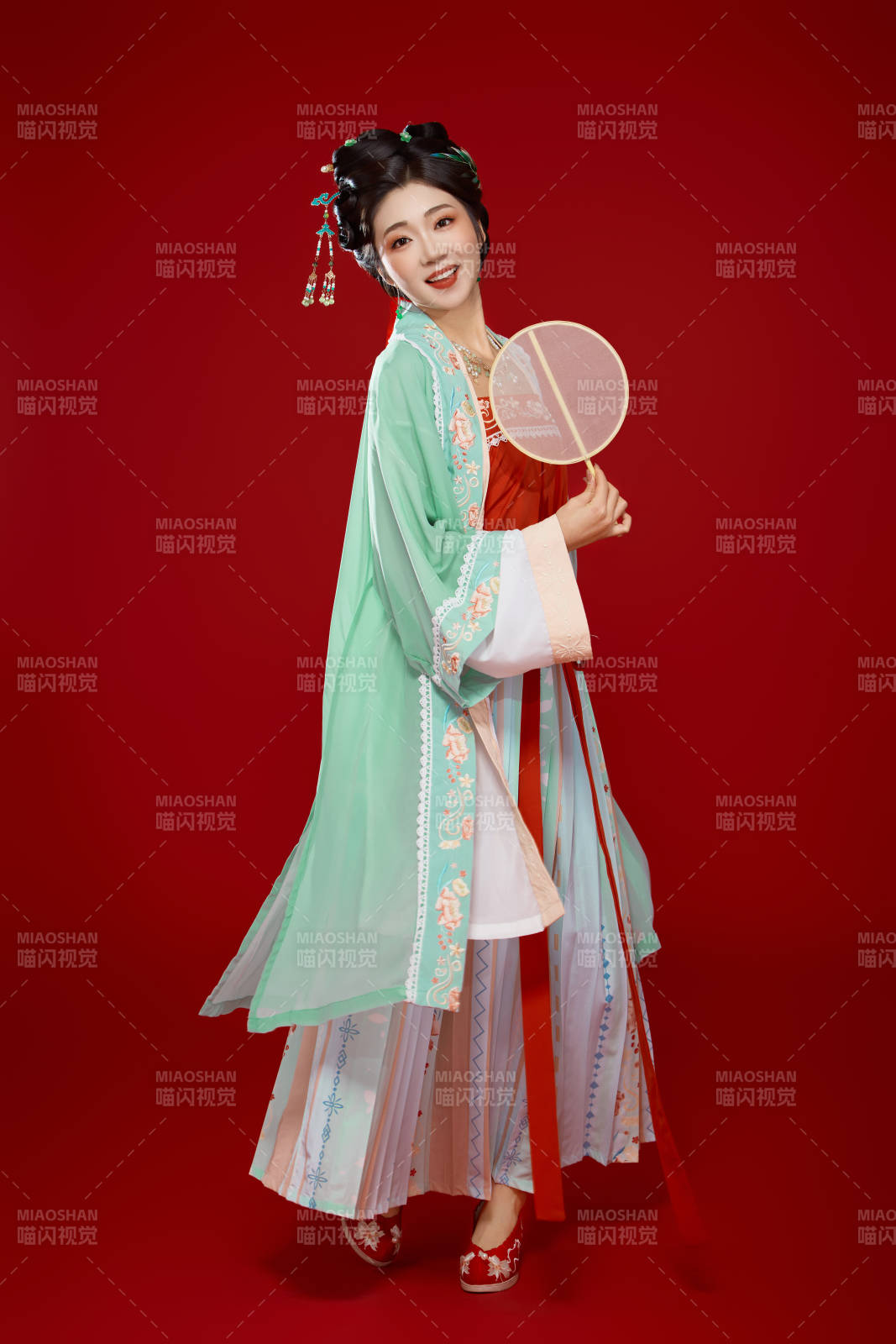 红色背景下穿着南北宋朝汉服的少女图片