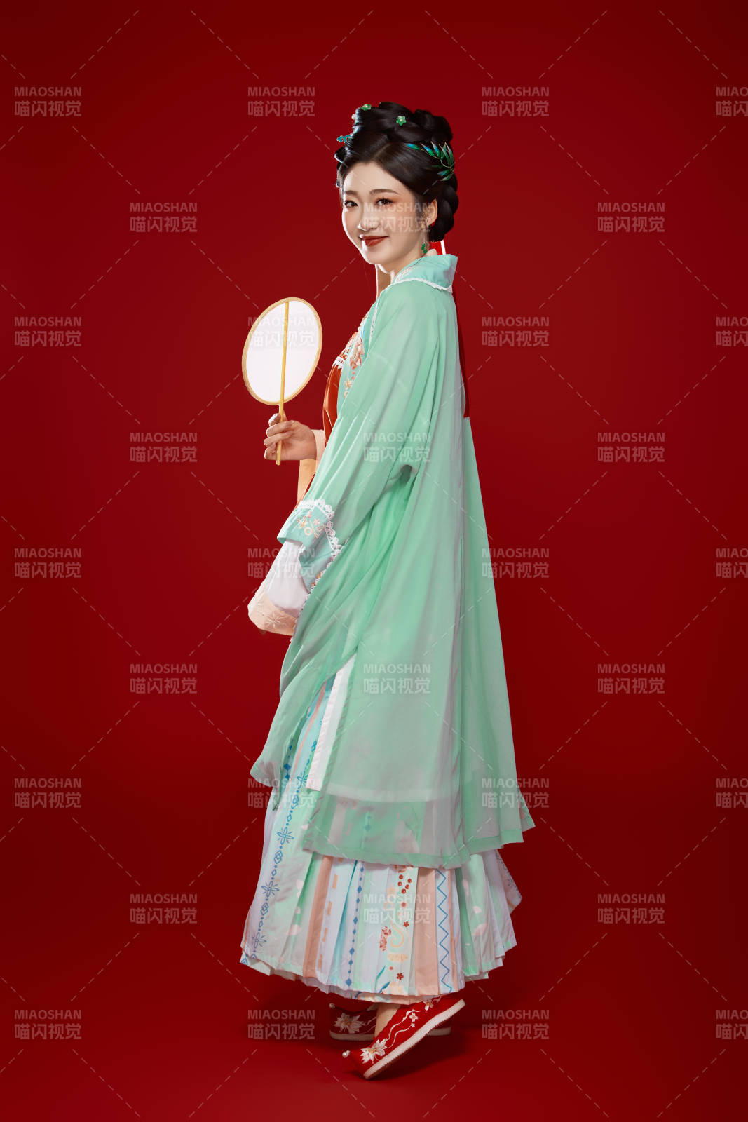 紅色背景下穿著南北宋朝漢服的少女