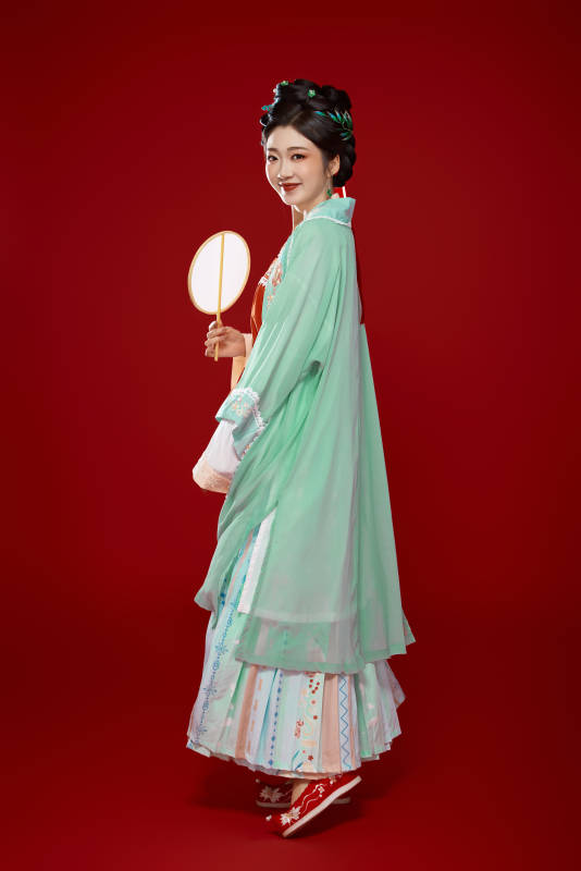 红色背景下穿着南北宋朝汉服的少女