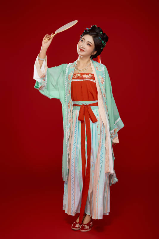 红色背景下穿着南北宋朝汉服的少女
