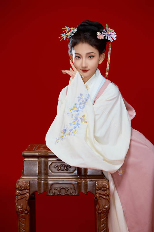 红色背景下穿着中国明朝明制汉服服饰的少女