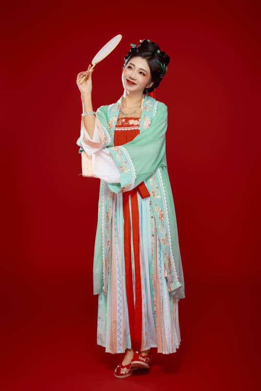 红色背景下穿着南北宋朝汉服的少女