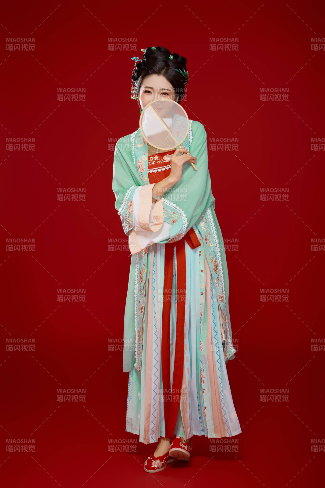 红色背景下穿着南北宋朝汉服的少女