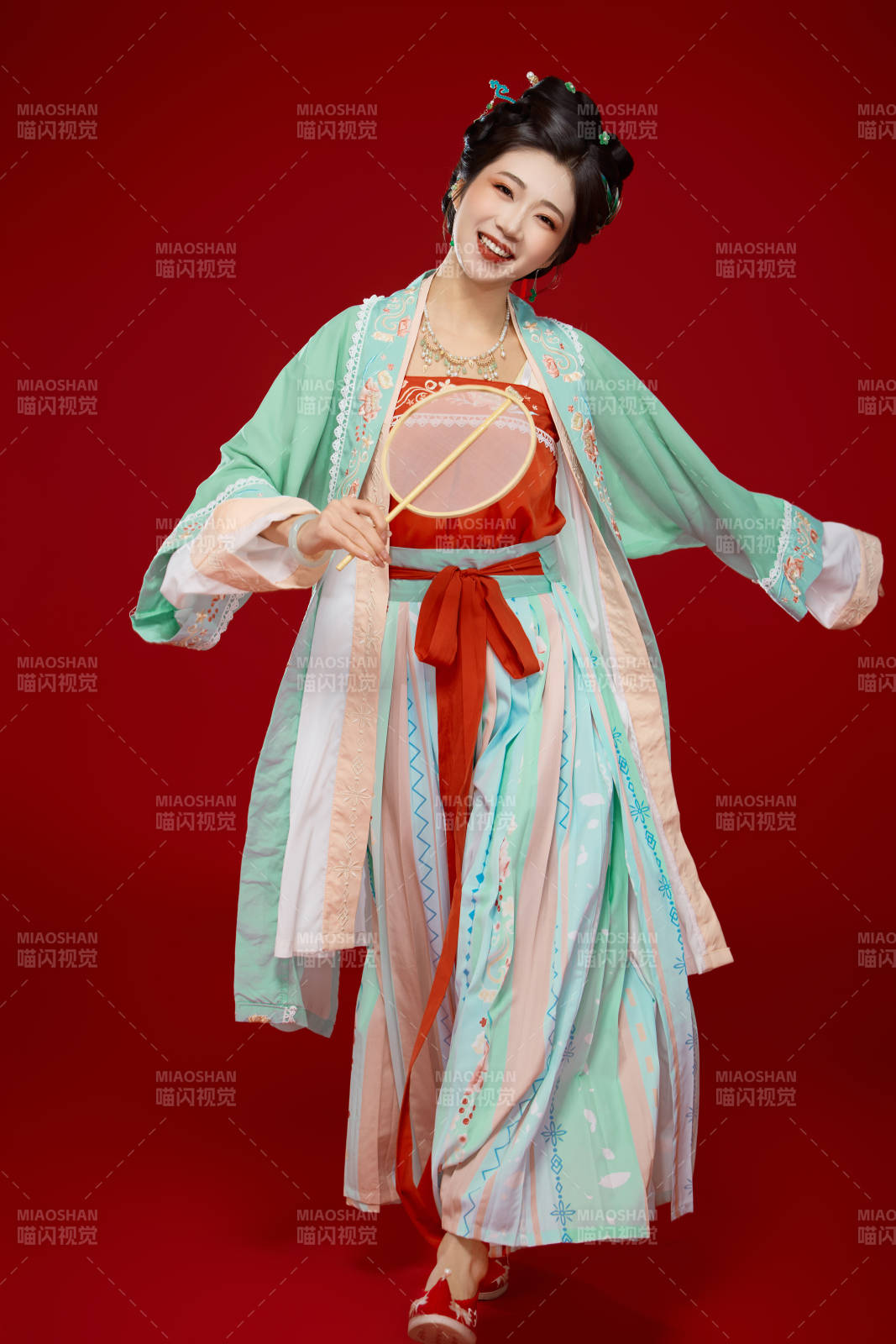 红色背景下穿着南北宋朝汉服的少女