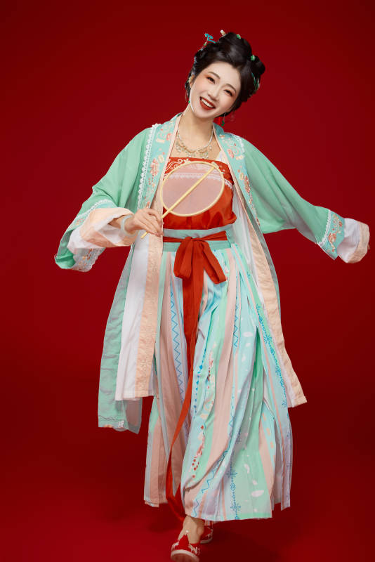 红色背景下穿着南北宋朝汉服的少女