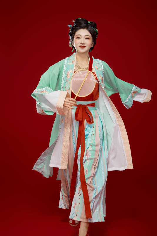红色背景下穿着南北宋朝汉服的少女