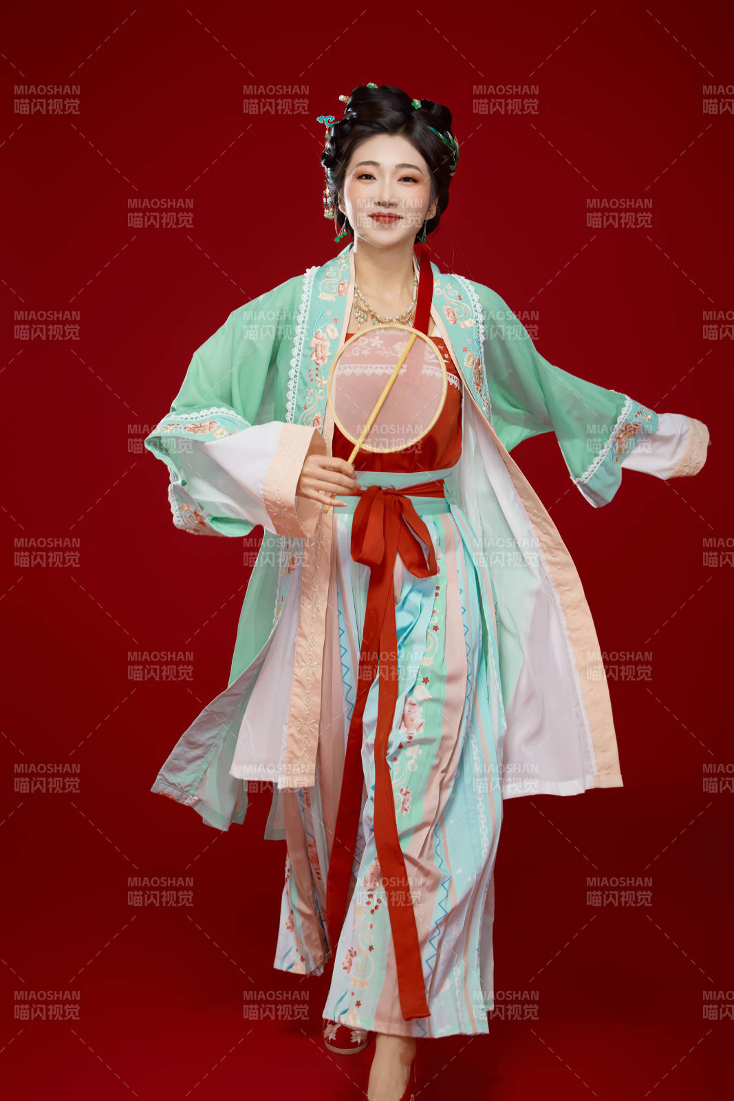 红色背景下穿着南北宋朝汉服的少女