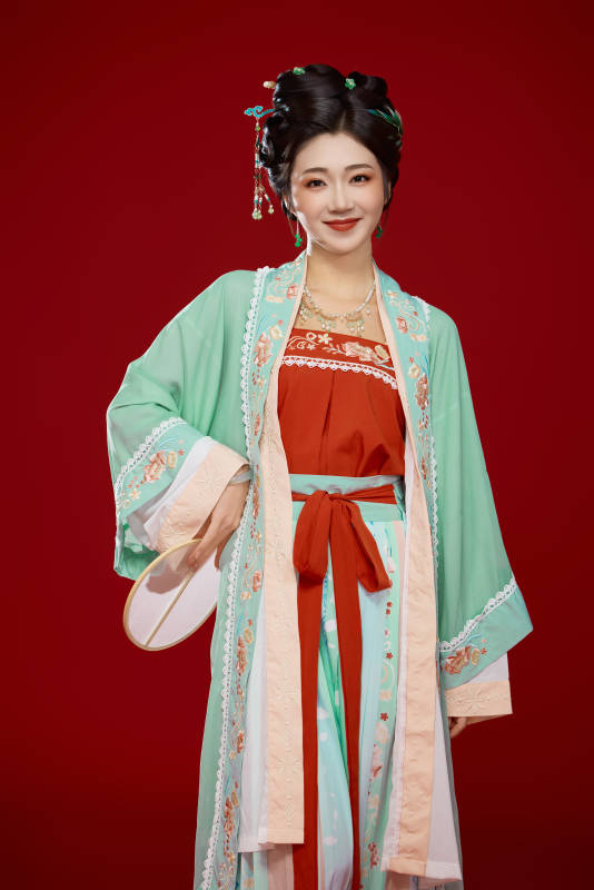 红色背景下穿着南北宋朝汉服的少女
