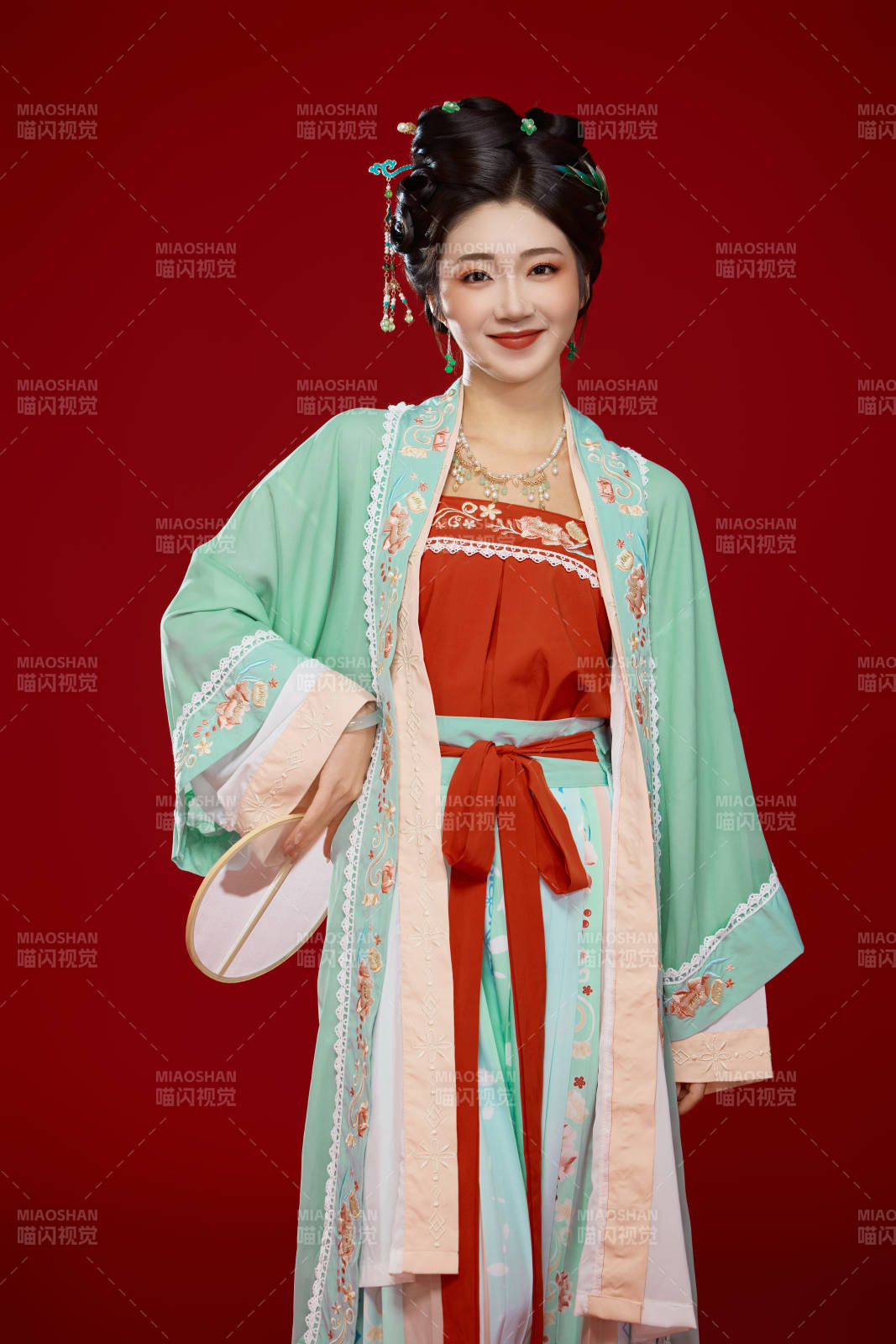 红色背景下穿着南北宋朝汉服的少女