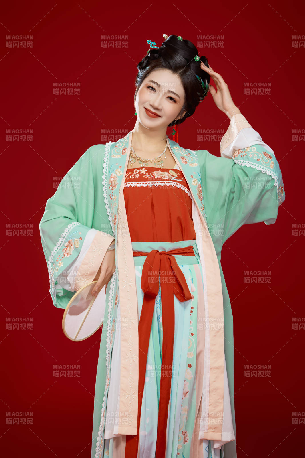 红色背景下穿着南北宋朝汉服的少女