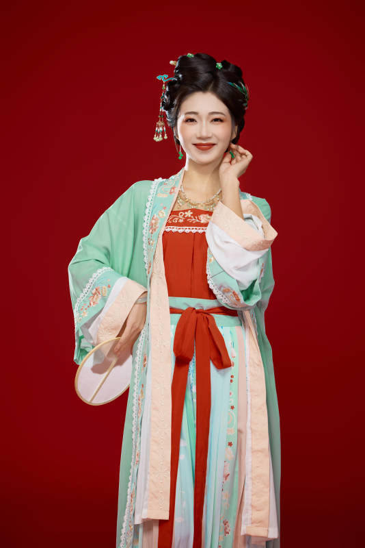 红色背景下穿着南北宋朝汉服的少女
