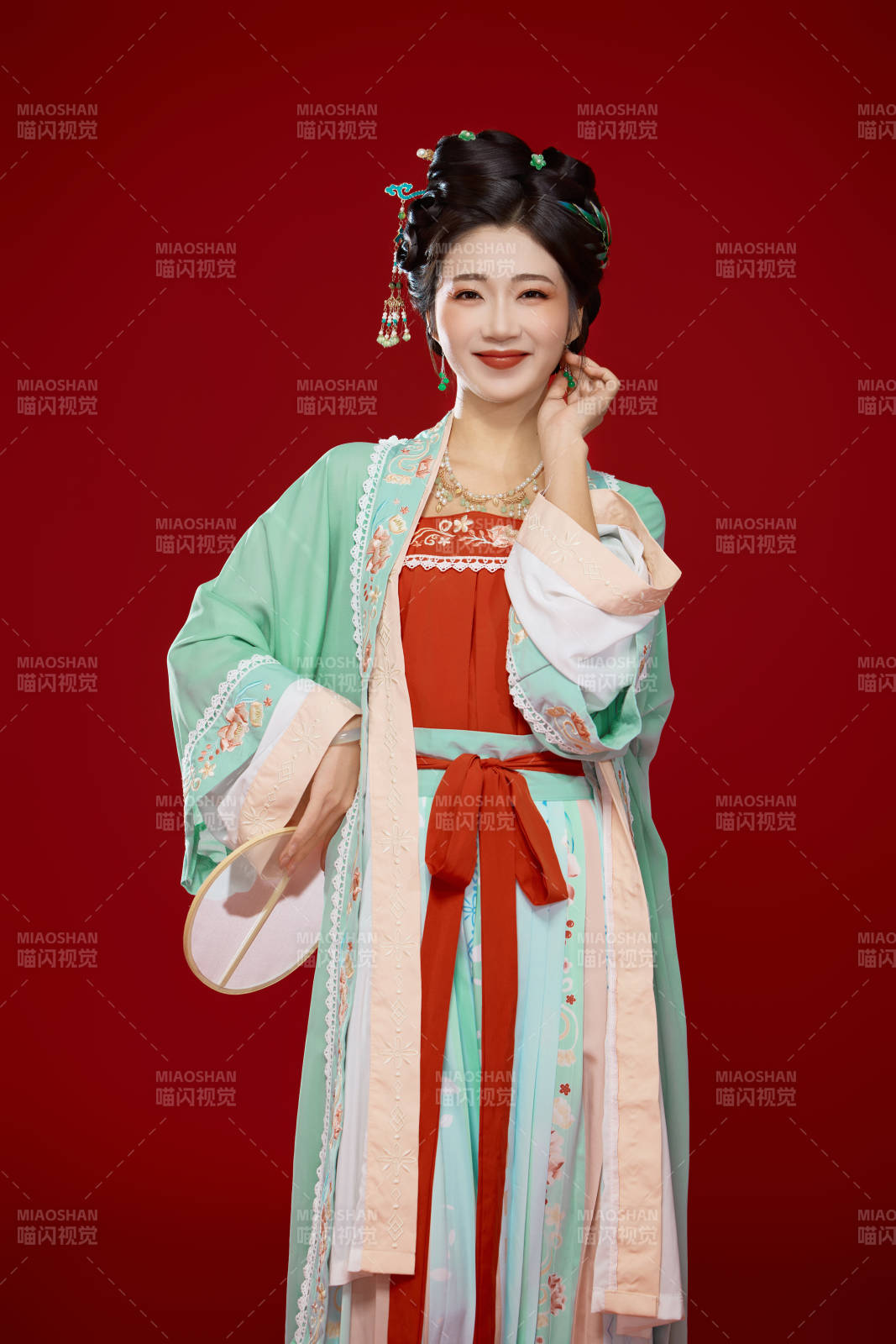 红色背景下穿着南北宋朝汉服的少女