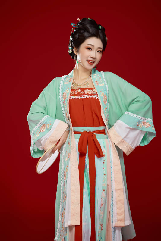 红色背景下穿着南北宋朝汉服的少女