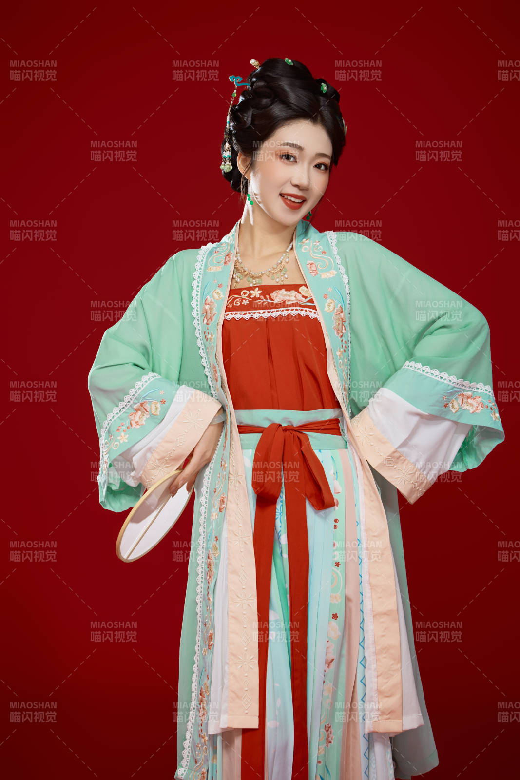 红色背景下穿着南北宋朝汉服的少女