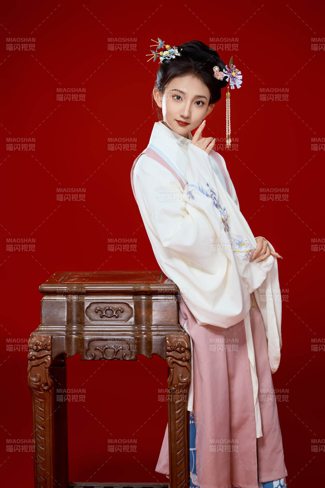 红色背景下穿着中国明朝明制汉服服饰的少女