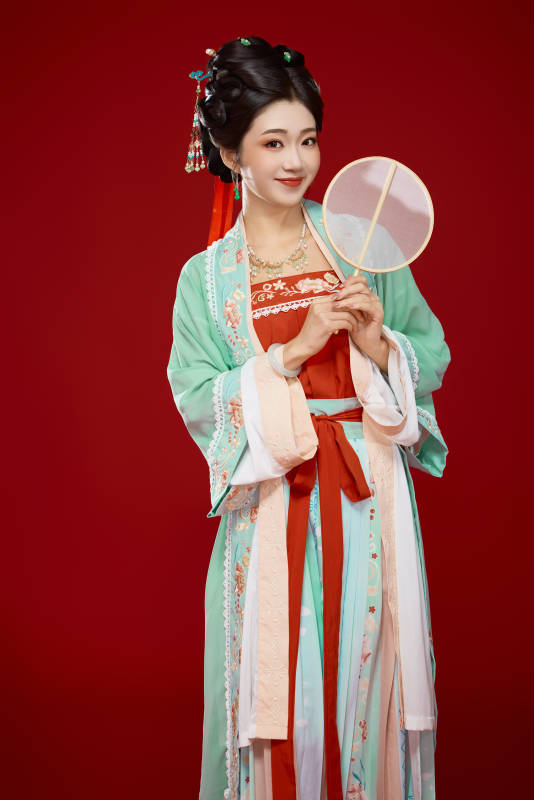 红色背景下穿着南北宋朝汉服的少女