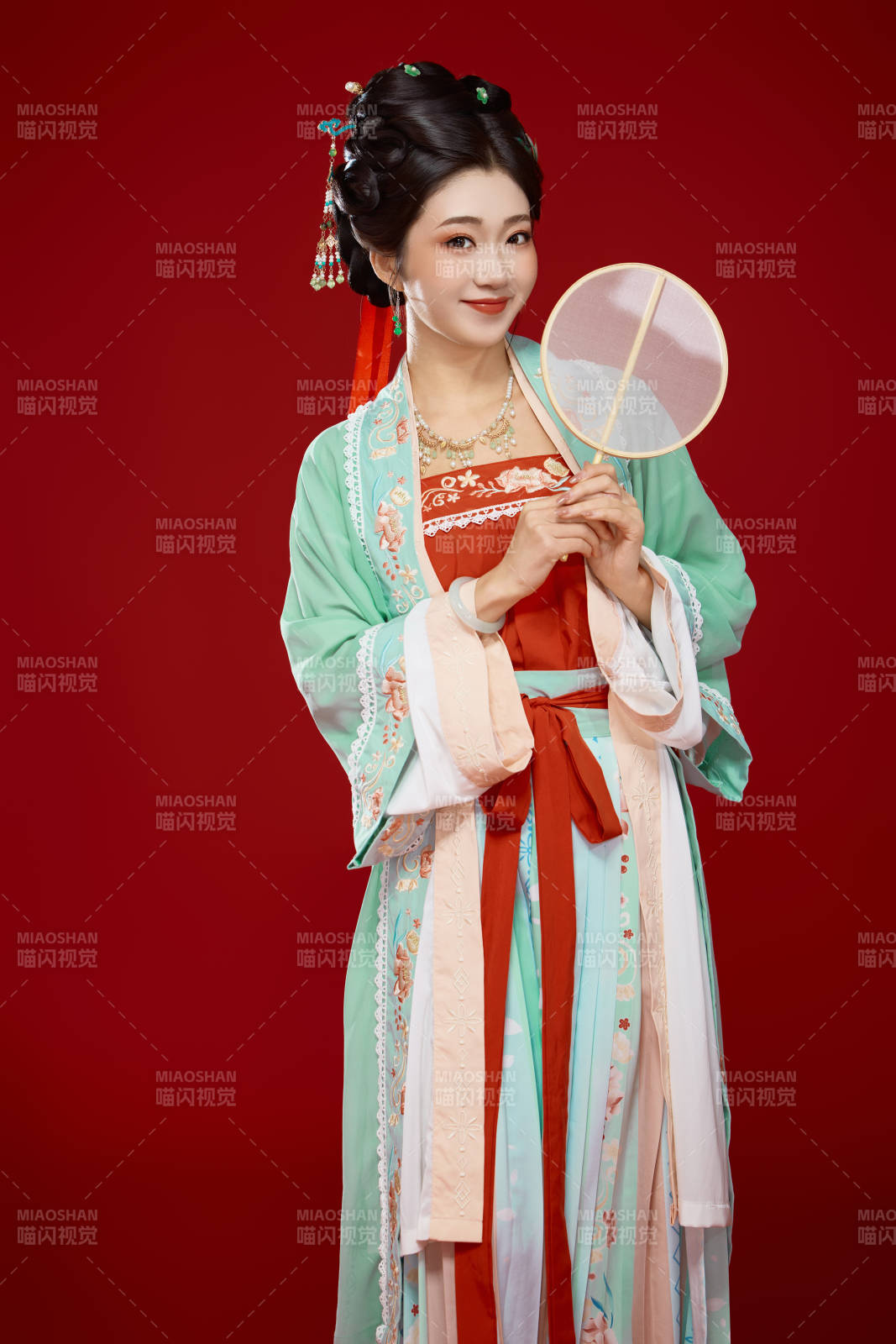 红色背景下穿着南北宋朝汉服的少女