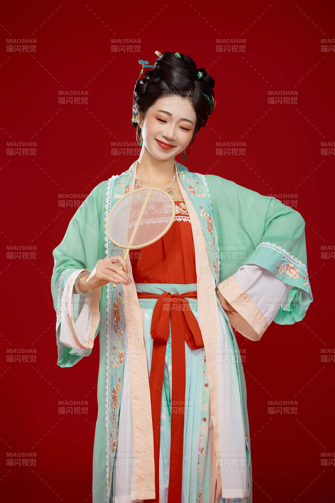 红色背景下穿着南北宋朝汉服的少女