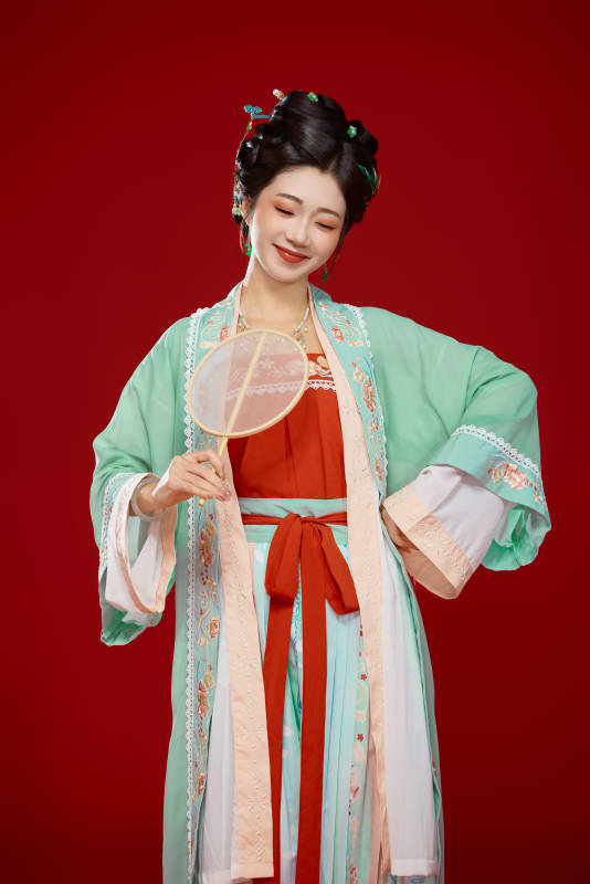 红色背景下穿着南北宋朝汉服的少女