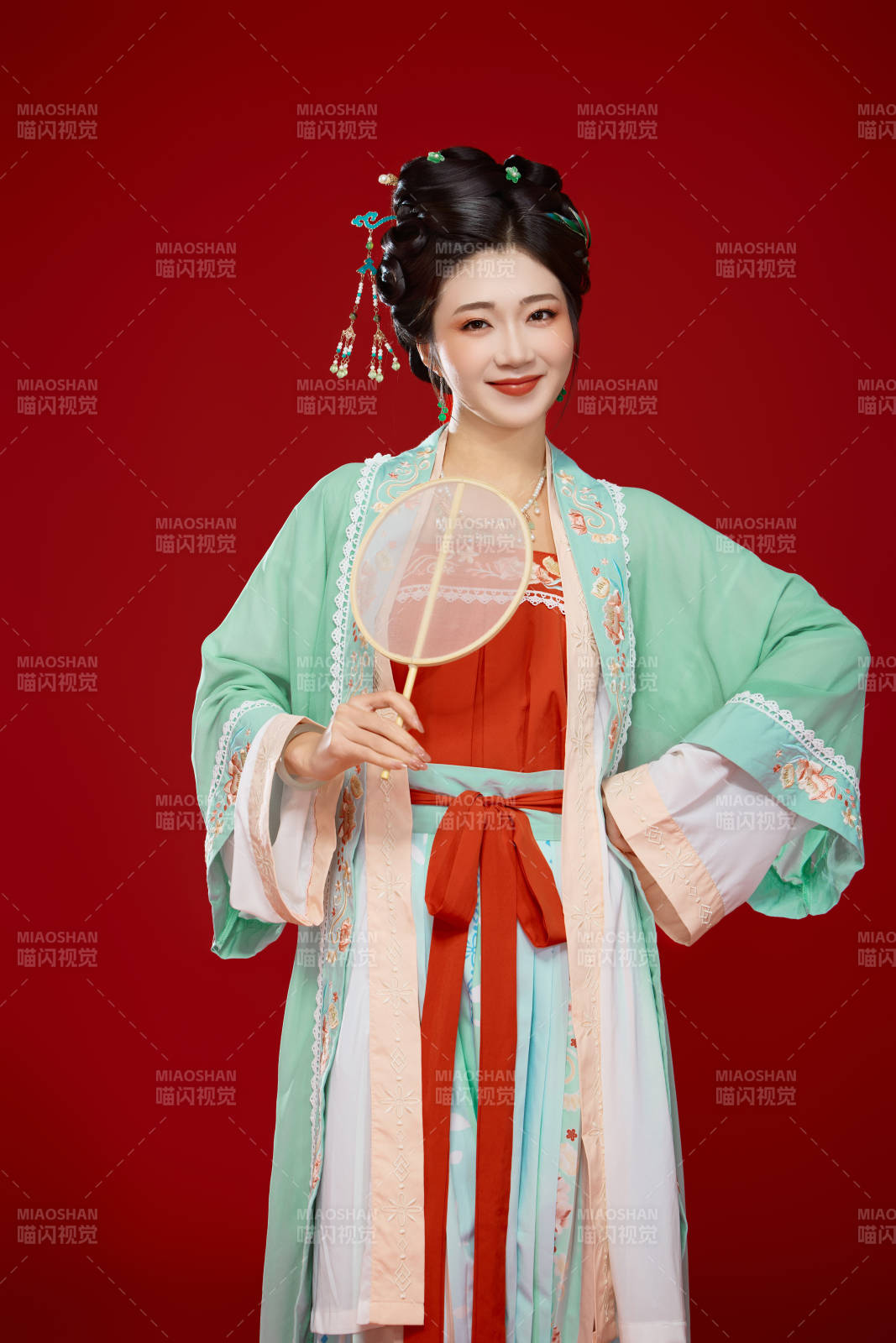 红色背景下穿着南北宋朝汉服的少女
